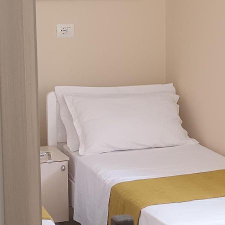 Holiday House Durrës Buitenkant foto